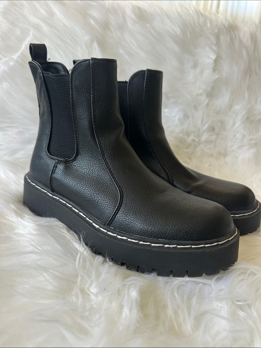 Sincerly Jules Black Lug-Sole Chelsea Platform Boots Size 8 EUC